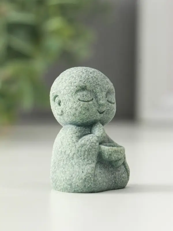 Сувенир песчаник "Маленький монах с чётками - священные писания" 3,3х4х7 см