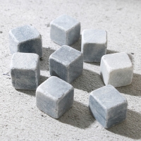 Новогодний подарочный набор косметики &laquo;Первый во всём&raquo;, гель для душа во флаконе виски 250 мл и камни для виски, Новый Год