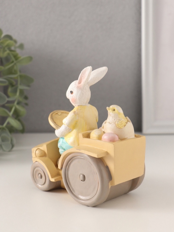 Сувенир полистоун "Заяц-тракторист с цыплёнком и яичками в кузове" 13х7,5х12 см