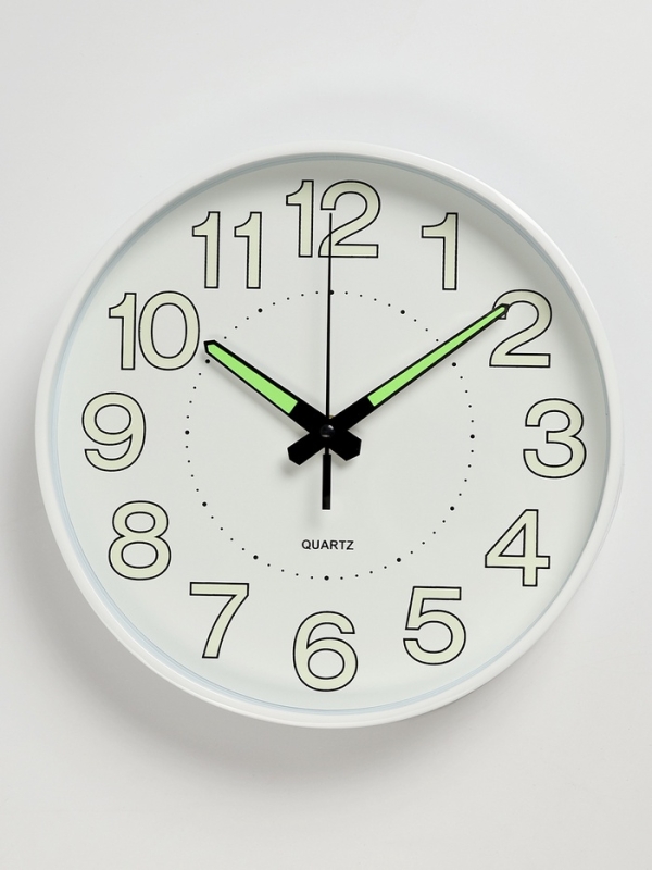 Часы настенные интерьерные &laquo;Классика&raquo;, плавный ход, светящиеся, d-25 см