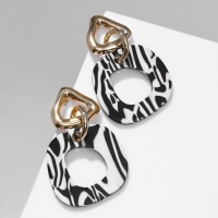 Серьги акрил &laquo;Зебра&raquo; цепи, цвет чёрно-белый в золоте