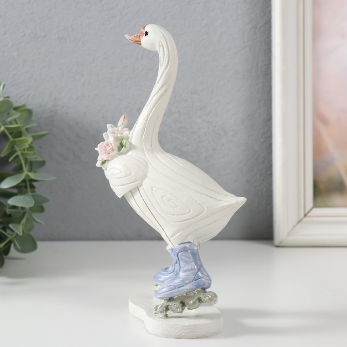 Сувенир полистоун "Гусь на роликах, с букетом" 9,5х6,5х18,5 см