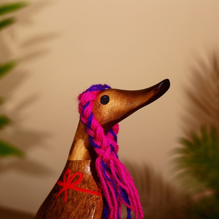 Сувенир "Утка на пляже " дерево 25 см