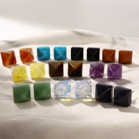 Пусеты пирамида &laquo;МИКС камней&raquo;