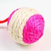 Шар-погремушка сизалевый с перьями, 4.5 см, розовый