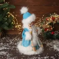 Снегурочка "В пушистой шубке, с фонариком" двигается, с подсветкой, 30х18 см, голубой