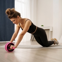 Ролик для пресса ONLYTOP, 38х17х17 см, с ковриком, цвет розовый