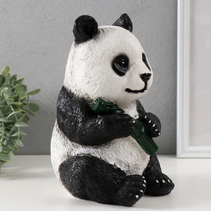 Фигурка  "Панда жующая" высота 23 см, ширина16 см, длина 14,5 см.