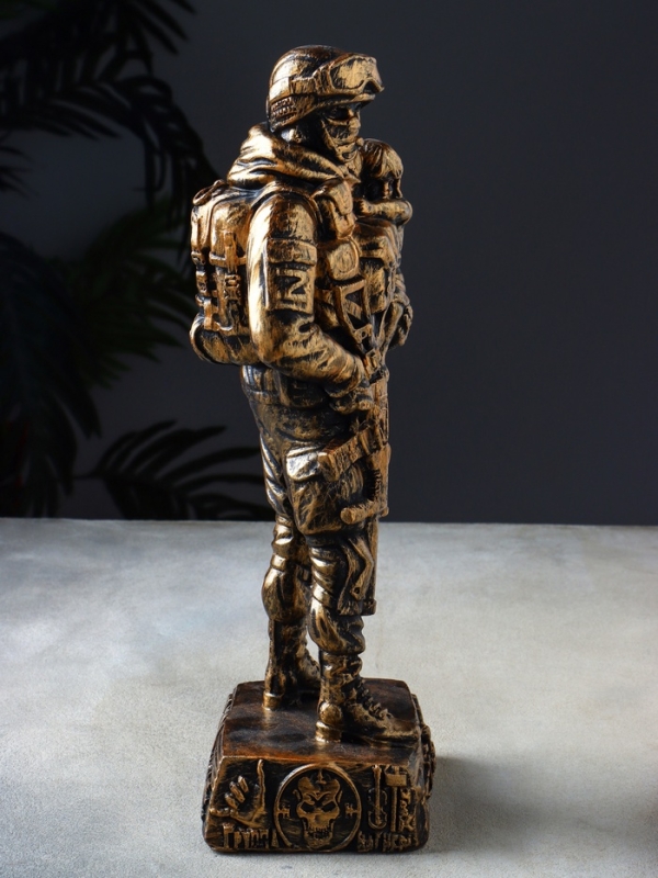 Фигура СВО "Солдат с ребенком на руках" 34х13х11 см