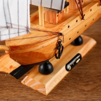 Корабль сувенирный средний «Глиндер», борт светлое дерево, паруса белые, 30х7х30 см Корабль сувенирный средний «Глиндер», борт светлое дерево, паруса белые, 30х7х30 см