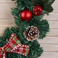 Венок новогодний d-40 см "Яркая сказка" листья шишки банты