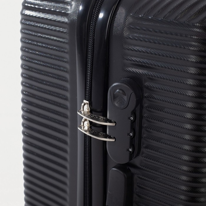 Чемодан средний 60 л (M), «Фабрика КАРТЕКС», отдел на молнии, кодовый замок, 4 колеса, цвет чёрный Чемодан средний 60 л (M), «Фабрика КАРТЕКС», отдел на молнии, кодовый замок, 4 колеса, цвет чёрный