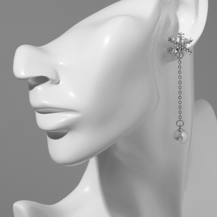 Новый год! Серьги с жемчугом &laquo;Снежинки&raquo;, асимметрия, цвет белый в серебре