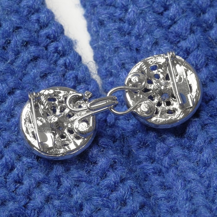 Зажим для кардигана «Карусель», цвет белый в серебре Зажим для кардигана «Карусель», цвет белый в серебре