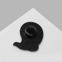 Значок &laquo;Привидение &raquo; с корзинкой, цвет бело-оранжевый в чёрном металле