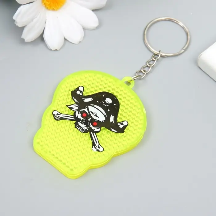 Брелок пластик светоотражающий катафот "Череп пирата" 5х5,5 см