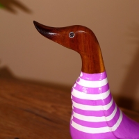 Сувенир "Утка в сиреневом" дерево 25 см Сувенир "Утка в сиреневом" дерево 25 см