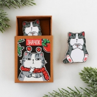 Новогодний значок в коробочке «Новый год: Котик» 3,1 х 3,7 см Новогодний значок в коробочке «Новый год: Котик» 3,1 х 3,7 см