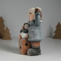 Сувенир керамика свет "Малыш в сером пальто, с пингвином на подарке" 12х6,5х20 см Сувенир керамика свет "Малыш в сером пальто, с пингвином на подарке" 12х6,5х20 см