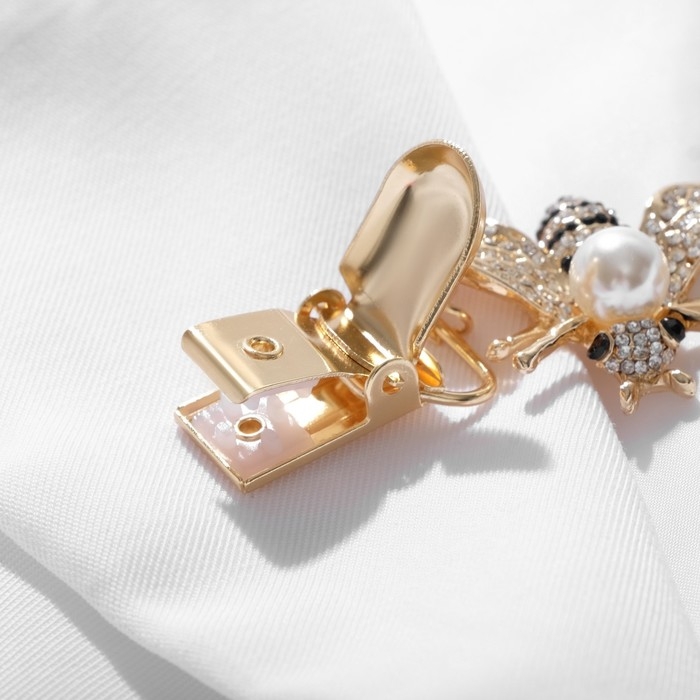 Зажим для кардигана «Шмель», цвет чёрно-белый в золоте Зажим для кардигана «Шмель», цвет чёрно-белый в золоте