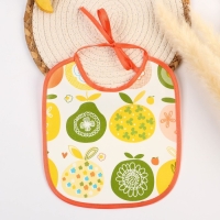 Нагрудник из нетканого полотна с ПВХ покрытием &laquo;Яблоки&raquo;, цвет красный/голубой, р-р. 20х22см