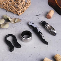 Винный набор: нож-сомелье со штопором, каплеуловитель, нож для фольги и пробка для вина с шахматами &laquo;Золотому человеку&raquo;.