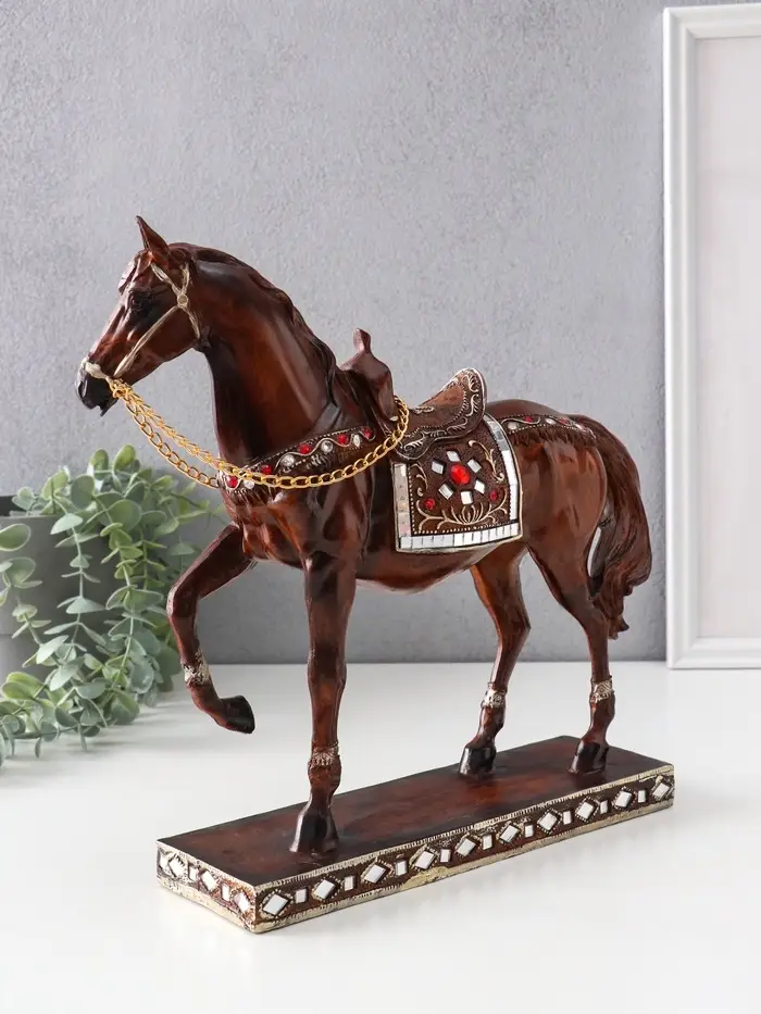 Сувенир полистоун "Конь с седлом с рубинами - аллюр" под дерево 29,5х7,5х29,5 см