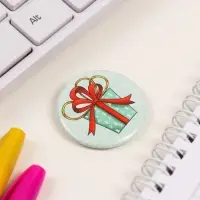 Значок закатной d=35 мм "Подарок" 6,5х6,5 см