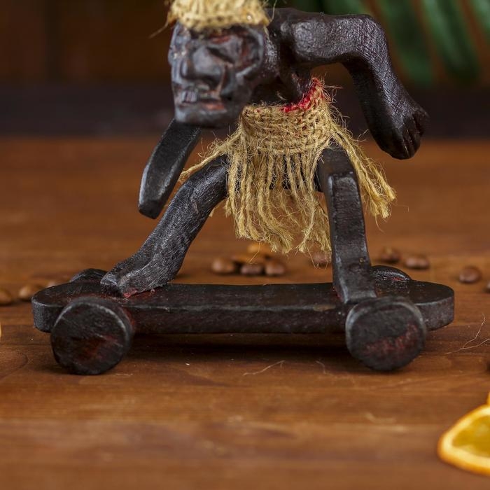 Сувенир дерево "Абориген на скейте" 20 см