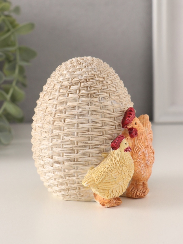 Сувенир полистоун "Курочка и петушок у плетённого яичка" 9х8,5х10 см