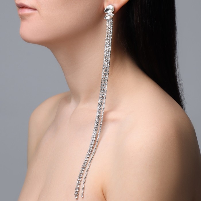 Серьги висячие со стразами &laquo;Водопад&raquo; овал 3 нити, цвет белый в серебре, 32 см