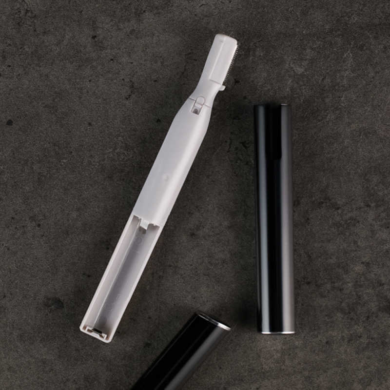 Триммер универсальный мужской, 13см, 1 насадка, 1 щетка, алюминий, пластик, питание 1xААA Триммер универсальный мужской, 13см, 1 насадка, 1 щетка, алюминий, пластик, питание 1xААA