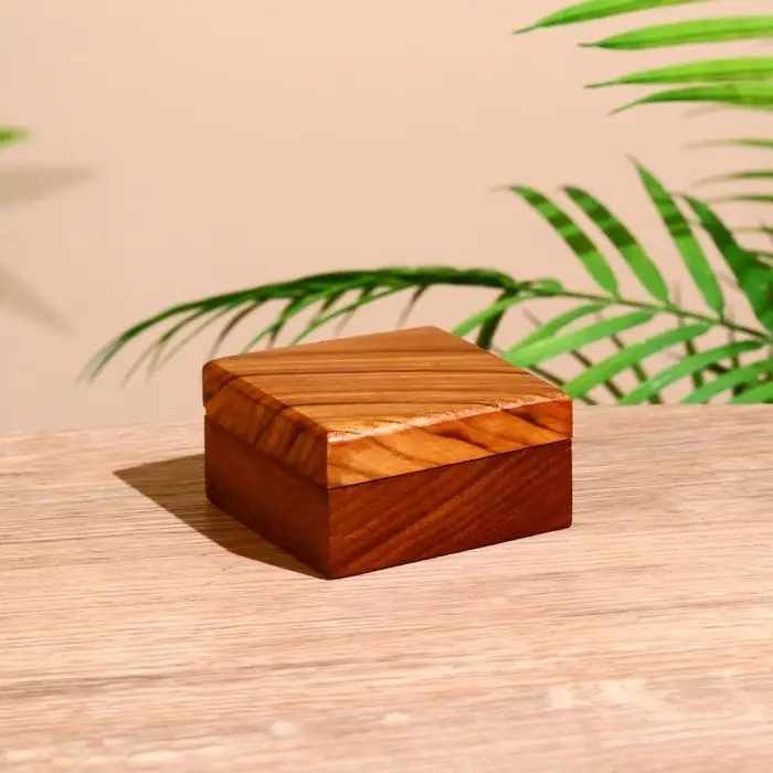 Компас в деревянной шкатулке