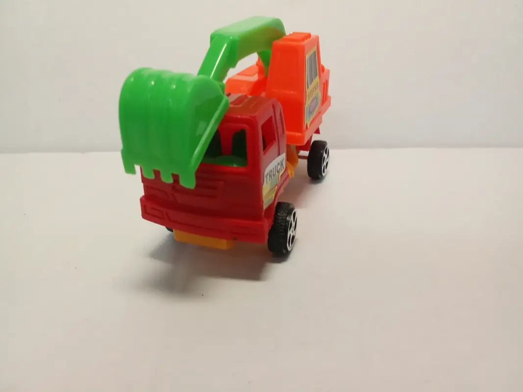 Инерционный экскаватор с ковшом