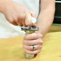 Открывалка для банок с винтовыми крышками