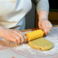 Скалка с пластмассовыми ручками 22см (ассортимент)