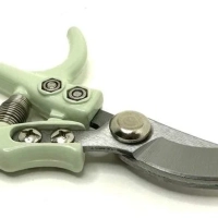 Секатор для сада с блокиратором