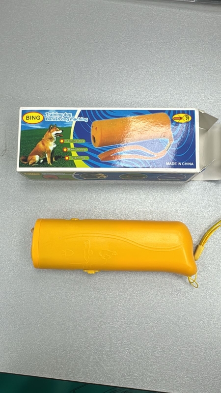 Ультразвуковой отпугиватель собак с функцией тренировки и фонариком (цвет в ассортименте)