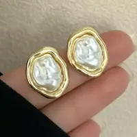 Серьги-гвоздики с искусственным жемчугом золотистые