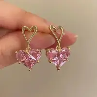Серьги пусеты Розовые сердца кристаллы золотистые