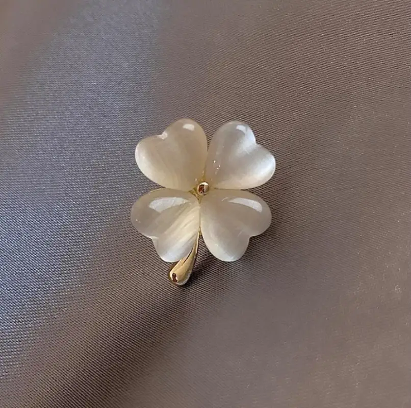 Брошь Клевер с камнем кошачий глаз белый золотистая