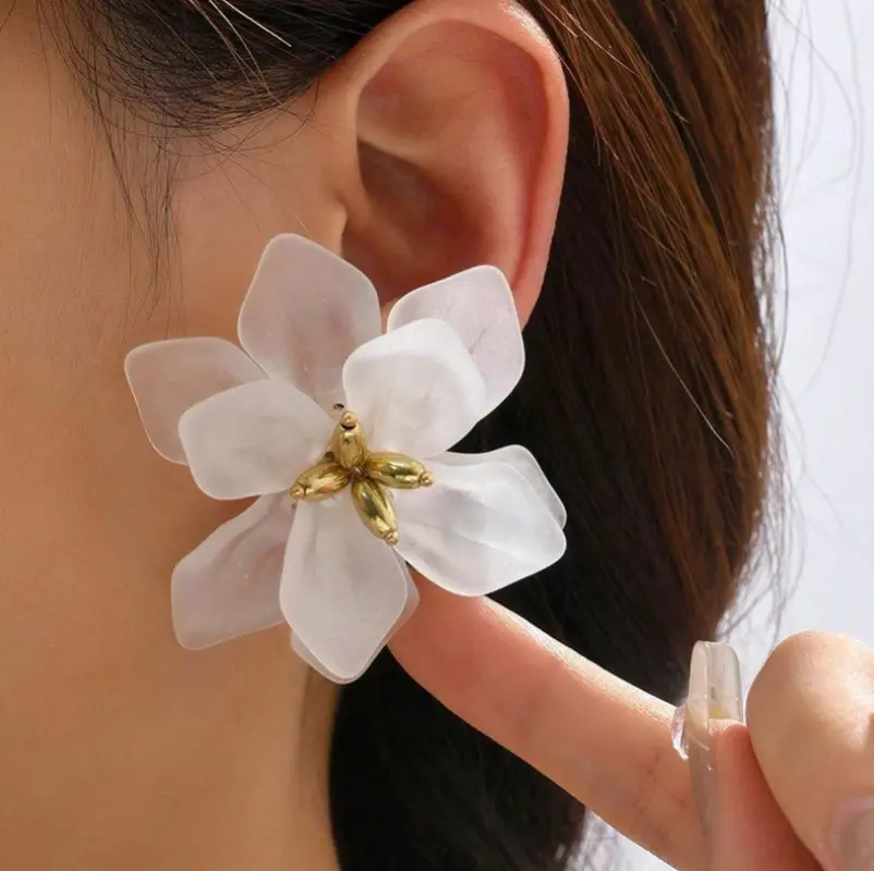 Серьги пусеты Белые цветы золотистые