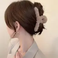 Крабик для волос пушистый молочный 12 см