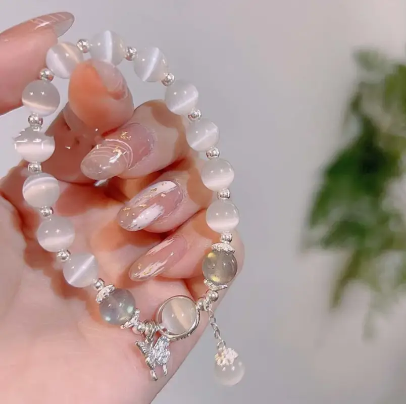 Браслет под опал на резинке с подвеской бабочка