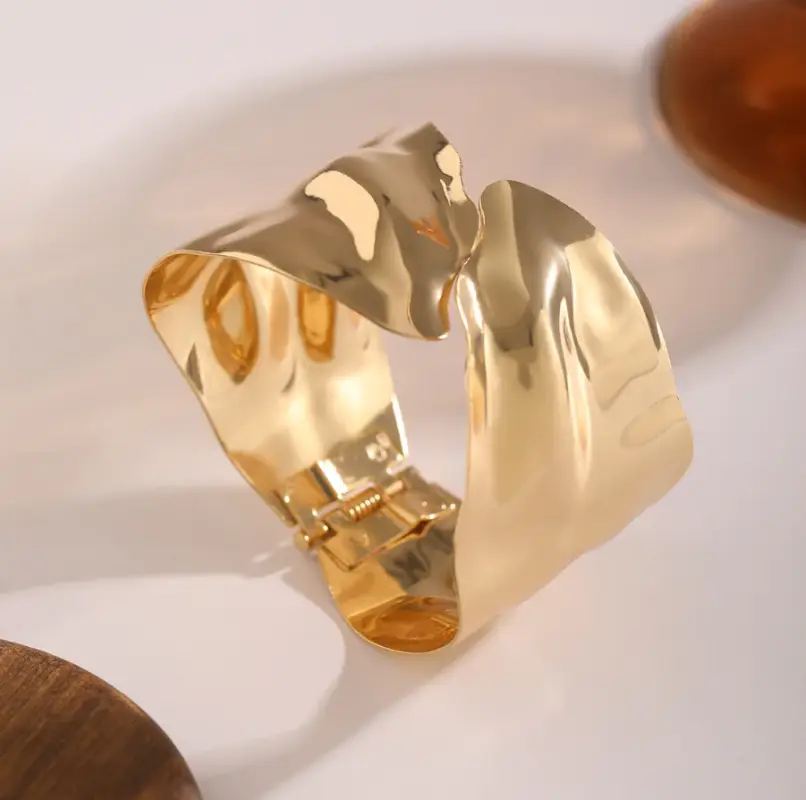 Браслет манжета крупный золотистый