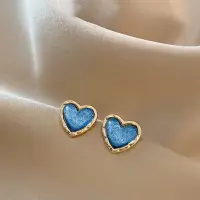 Серьги гвоздики Голубые сердечки серебристые