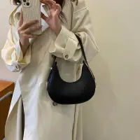 Сумка полумесяц маленькая экокожа черная