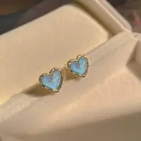 Серьги гвоздики Голубые сердечки серебристые