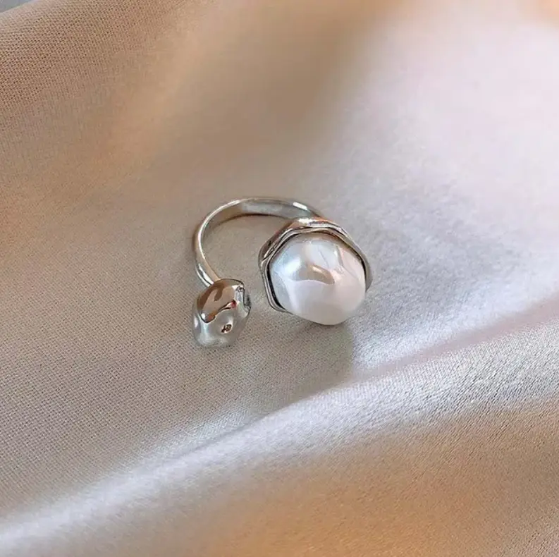 Кольцо ассиметричное с жемчужиной серебристое