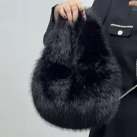 Сумка на плечо меховая зимняя черная